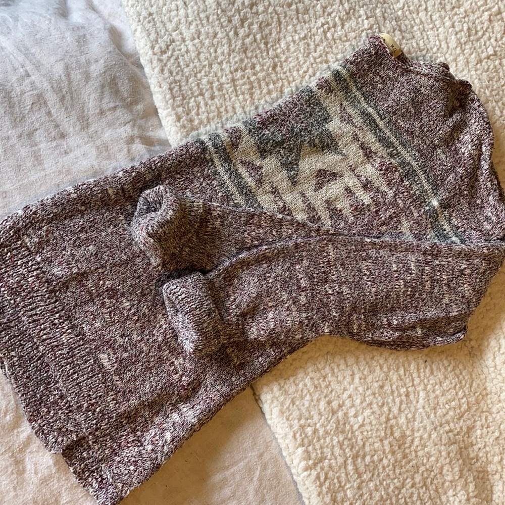 Hollister - Native Design Cropped Light Weight Sweater